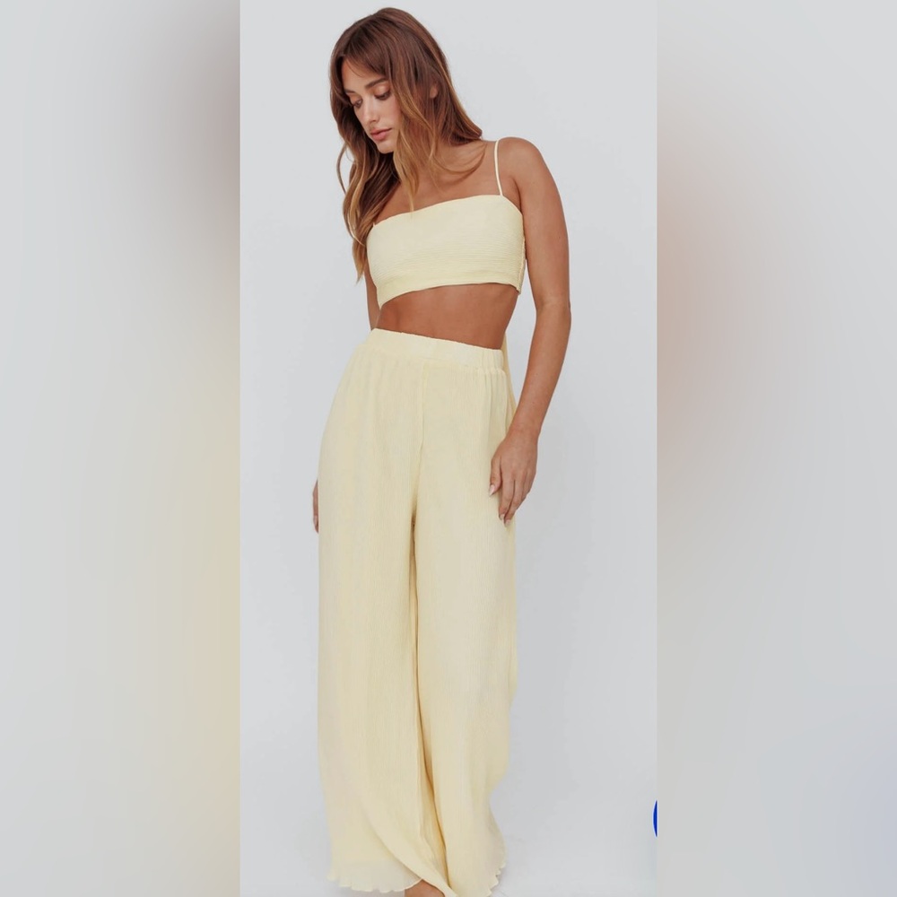SELFIE LESLIE LIGHT ENERGY ACCORDION PLEAT PANTS AND CROP TOP LEMON Size Medium